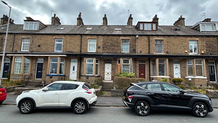 3 Bedroom Terraced House For Sale In Lister Avenue, Bradford, BD4