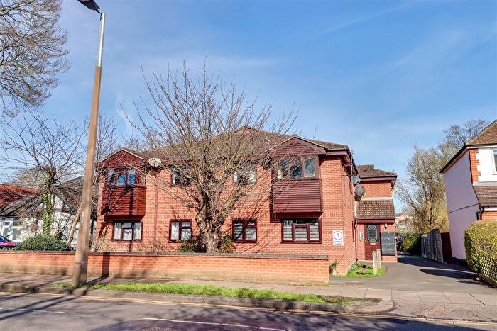 1 Bedroom Flat For Sale In Manchester Drive, Leigh-On-Sea, SS9