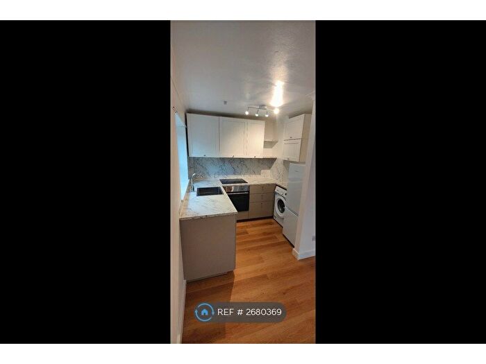 2 Bedroom Flat To Rent In Addlestone Park, Addlestone, KT15