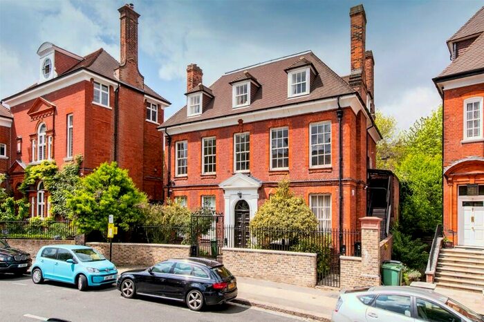 2 Bedroom Apartment To Rent In Hampstead Hill Gardens, London, NW3