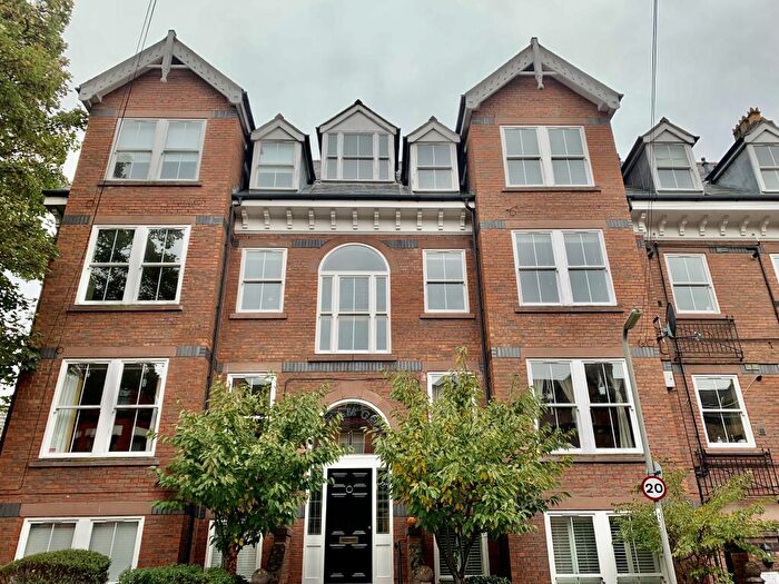 3 Bedroom Apartment To Rent In Pelham Grove, L17