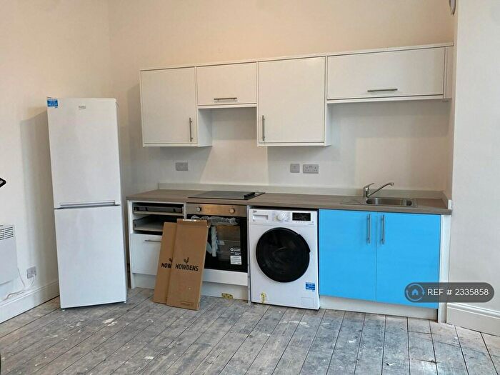 2 Bedroom Flat To Rent In Hathersage Road, Manchester, M13