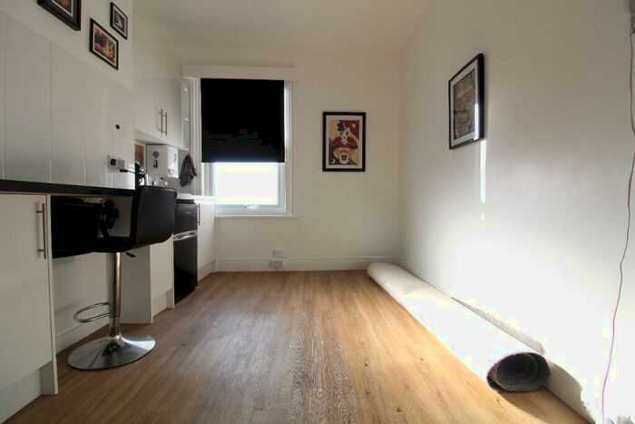Studio To Rent In Whippingham Road, BN2