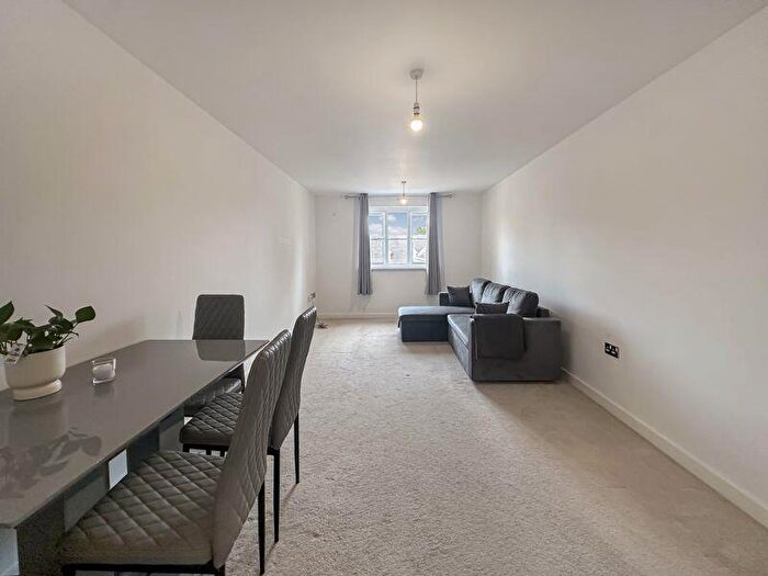 2 Bedroom Flat To Rent In Eaton Avenue, Slough, SL1