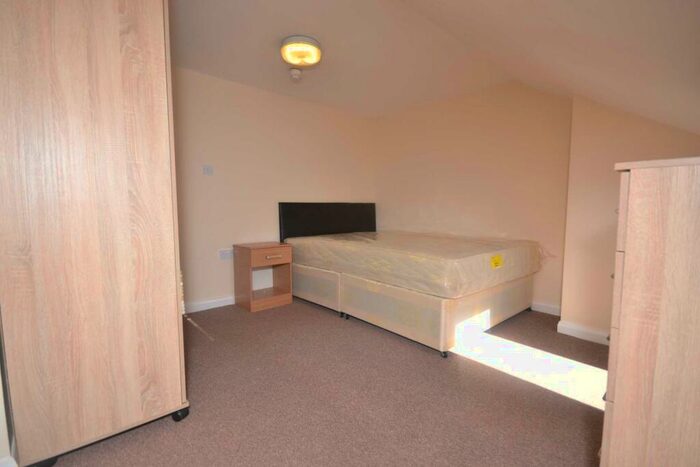 6 Bedroom House To Rent In Grange Avenue, University Area, RG6