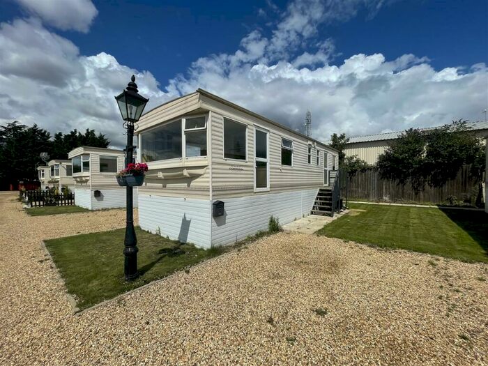3 Bedroom Mobile Home To Rent In Clay Lake, Spalding, PE12