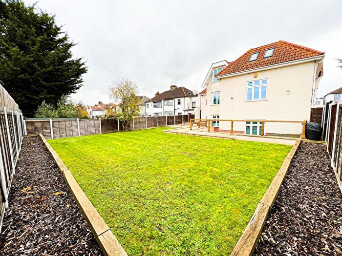 2 Bedroom Apartment For Sale In Glebelands Avenue, London, E18