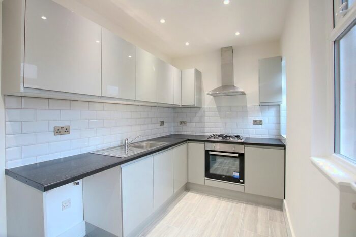 3 Bedroom Maisonette To Rent In Temple Road, Cricklewood, NW2
