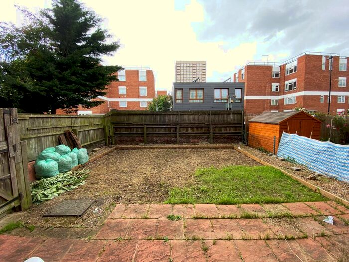 3 Bedroom Flat To Rent In Thornaby House, Bethnal Green, E2