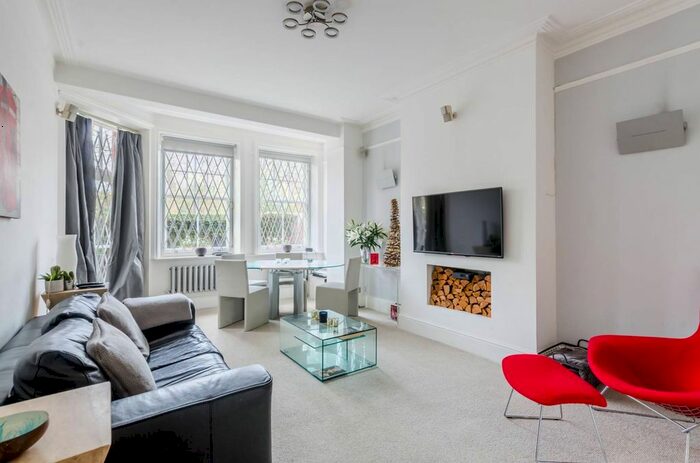 2 Bedroom Flat To Rent In Prince Of Wales Drive, Battersea, London, SW11
