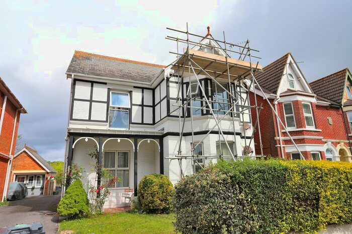 1 Bedroom Flat To Rent In Lymington Road, Highcliffe, Dorset., BH23