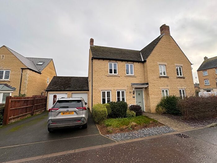 3 Bedroom Semi Detached House For Sale In Ashdeane, Carterton, OX18