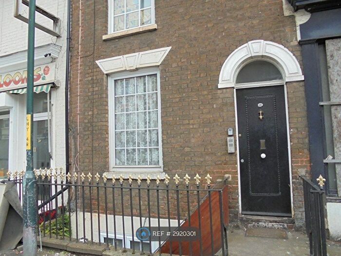 2 Bedroom Flat To Rent In Luton Road, Chatham, ME4