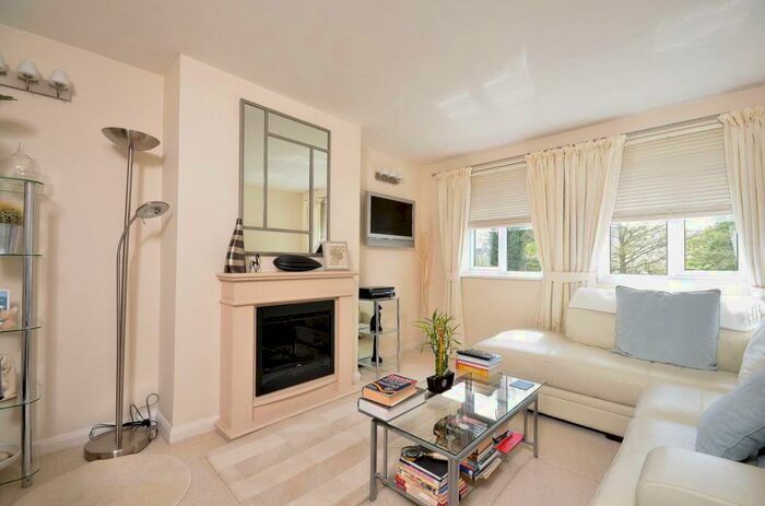 2 Bedroom Maisonette To Rent In South Bank, Surbiton, KT6