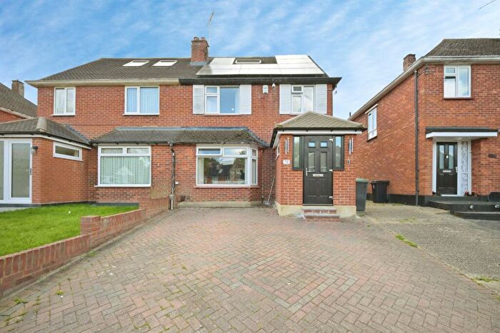 4 Bedroom Semi-Detached House For Sale In Crows Road, Epping, CM16