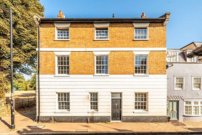 3 Bedroom Flat To Rent In Thames Street, Lower Sunbury, TW16