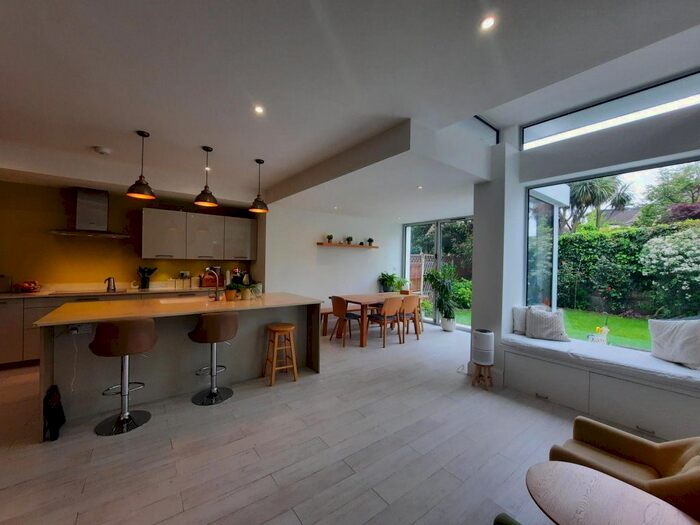 5 Bedroom Semi-Detached House To Rent In Thornton Road, London, SW12