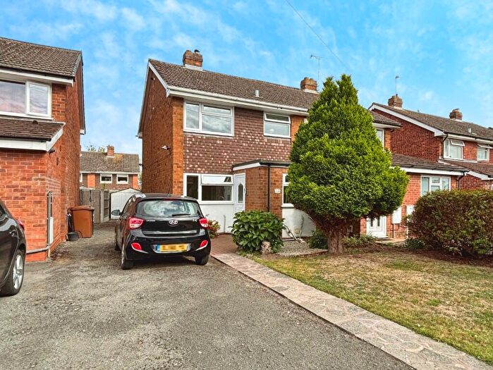 3 Bedroom Semi-Detached House For Sale In Linden Road, DE13