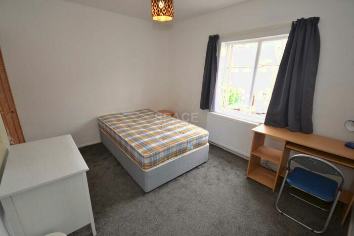 3 Bedroom Terraced House To Rent In Blenheim Gardens, Reading, Berkshire, RG1