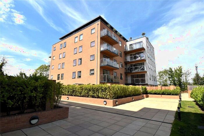 2 Bedroom Flat For Sale In Old Bracknell Lane West, Bracknell, Berkshire, RG12