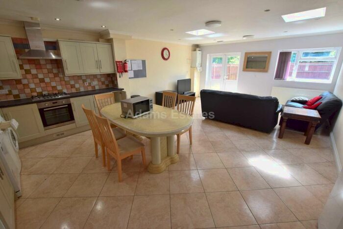 5 Bedroom Semi-Detached House To Rent In Wokingham Road, Earley, RG6