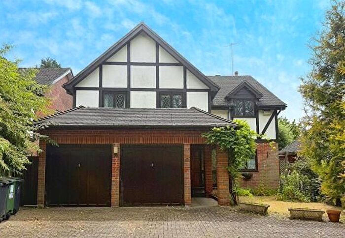 4 Bedroom Detached House For Sale In Meadow Way, Hemel Hempstead, HP3