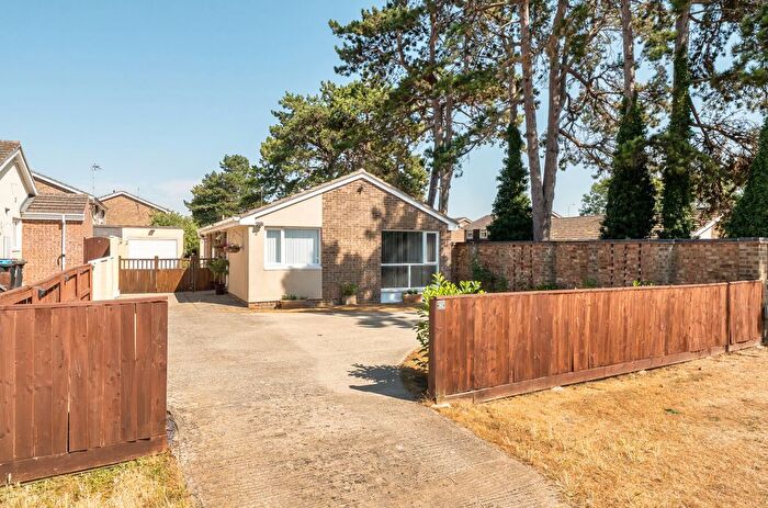2 Bedroom Bungalow For Sale In Burford Road, Carterton, Oxfordshire, OX18