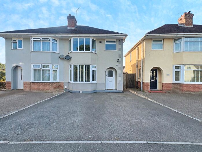 3 Bedroom Semi Detached House For Sale In Lower Farnham Road, Aldershot, Hampshire, GU11