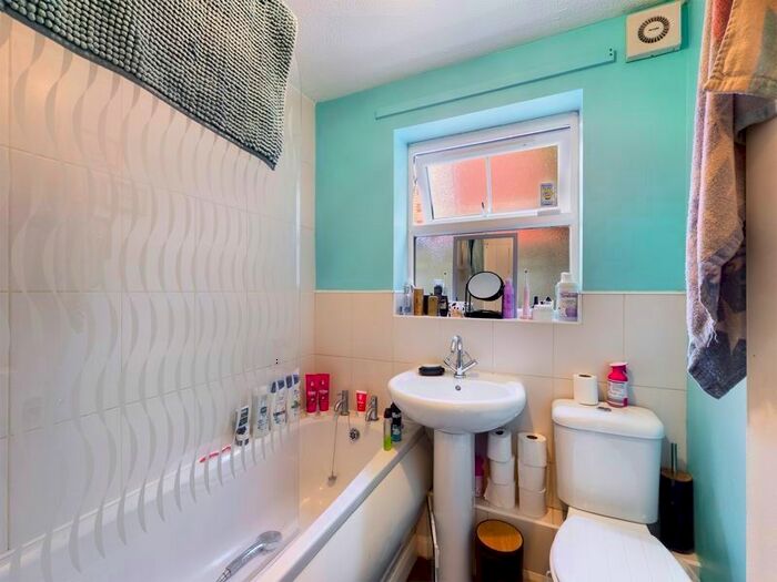 1 Bedroom Flat For Sale In Stonebridge Close, Aqueduct, Telford, Shropshire., TF4