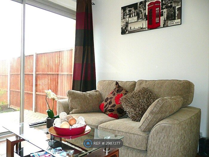 4 Bedroom Terraced House To Rent In Douglas Rd, Reading, RG4