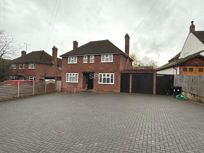 3 Bedroom Detached House To Rent In Radstock Lane, Reading, RG6