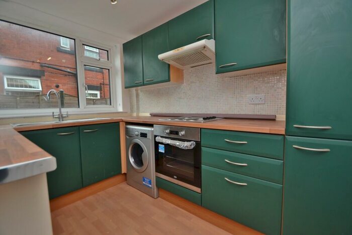 2 Bedroom Flat To Rent In Primley Park Crescent, Alwoodley, Leeds, LS17