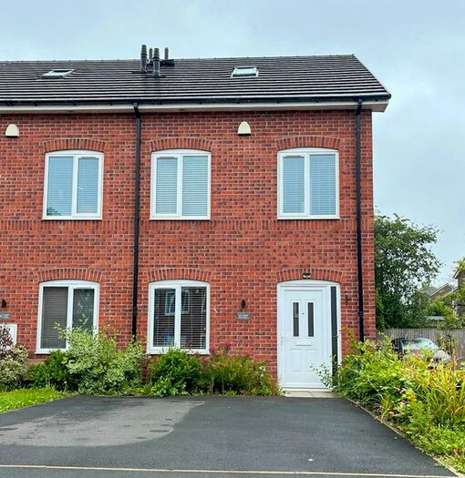 3 Bedroom Semi-Detached House To Rent In Hillside Close, Hyde, SK14