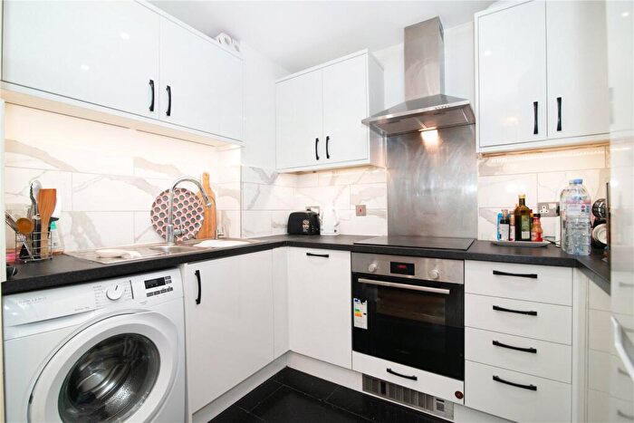 2 Bedroom Apartment For Sale In The Bittoms, Kingston Upon Thames, KT1