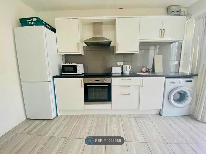 1 Bedroom Flat To Rent In Oakington Avenue, Hayes, UB3