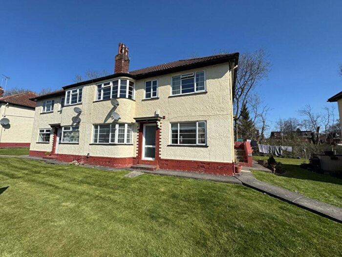 2 Bedroom Flat To Rent In Sandringham Crescent, Leeds, West Yorkshire, LS17