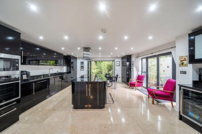 4 Bedroom Link Detached House For Sale In Uxbridge Road, Mill End, Rickmansworth, Hertfordshire, WD3