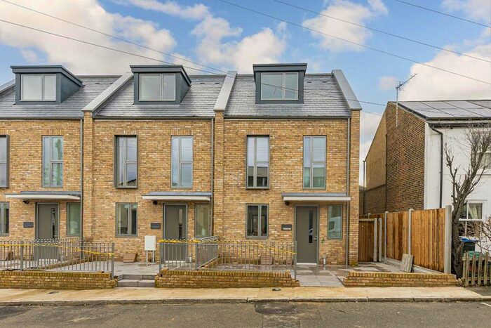 4 Bedroom Property To Rent In Hampden Road, Norbiton, Kingston Upon Thames, KT1