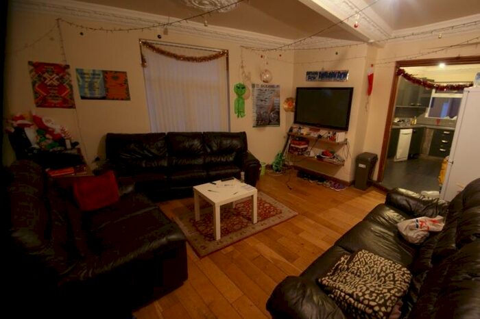 9 Bedroom Terraced House To Rent In Raven Road, Hyde Park, Leeds, LS6