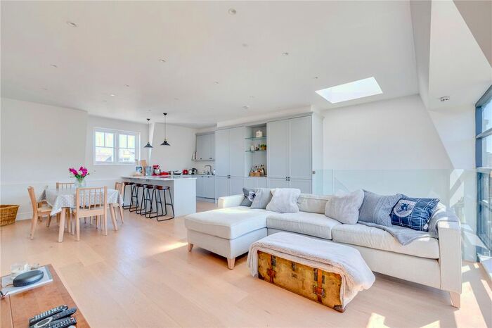 3 Bedroom Flat To Rent In Dancer Road, London, SW6