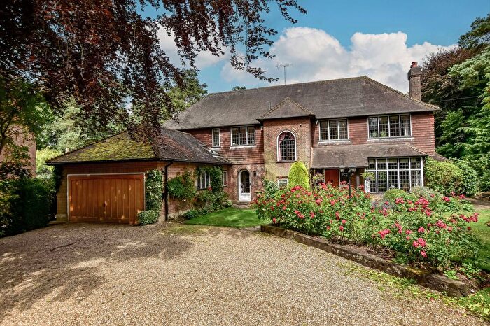 6 Bedroom Detached House To Rent In Bushfield Road, Bovingdon, HP3