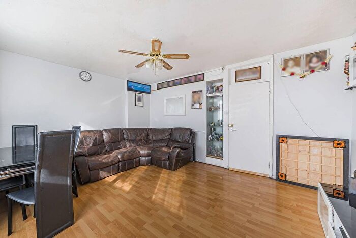 3 Bedroom Flat To Rent In Ewhurst Court, Morden, Mitcham, CR4