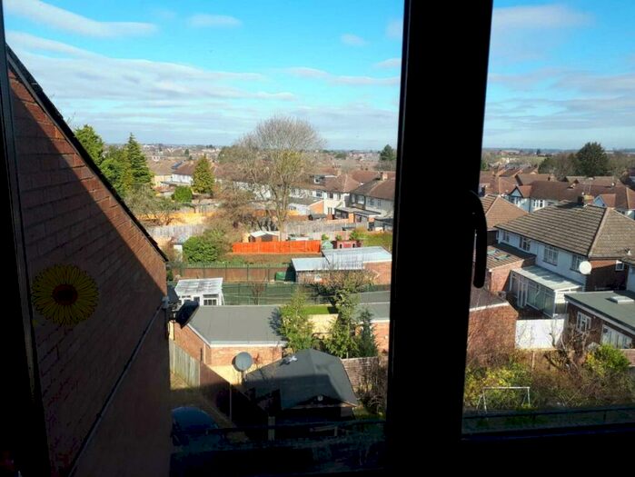 2 Bedroom Apartment To Rent In Browning Road, Luton, LU4