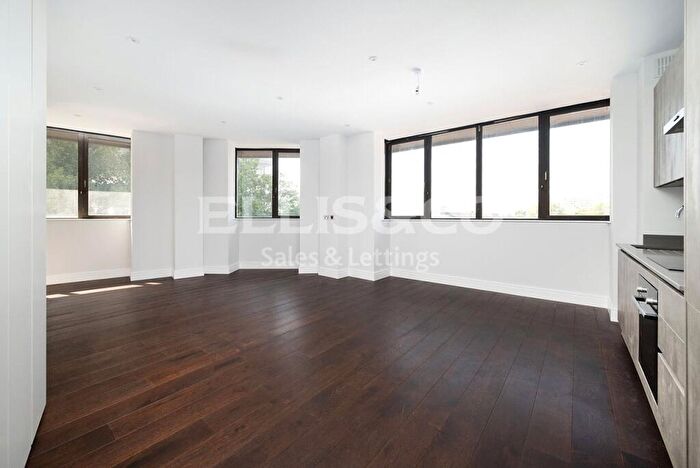 2 Bedroom Apartment To Rent In High Road, Whetstone, N20