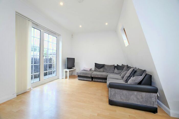 2 Bedroom Flat To Rent In Kentish Town Road, London, NW5