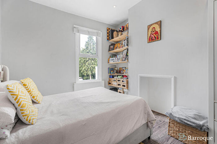 2 Bedroom Flat For Sale In Stonard Road, London, N13