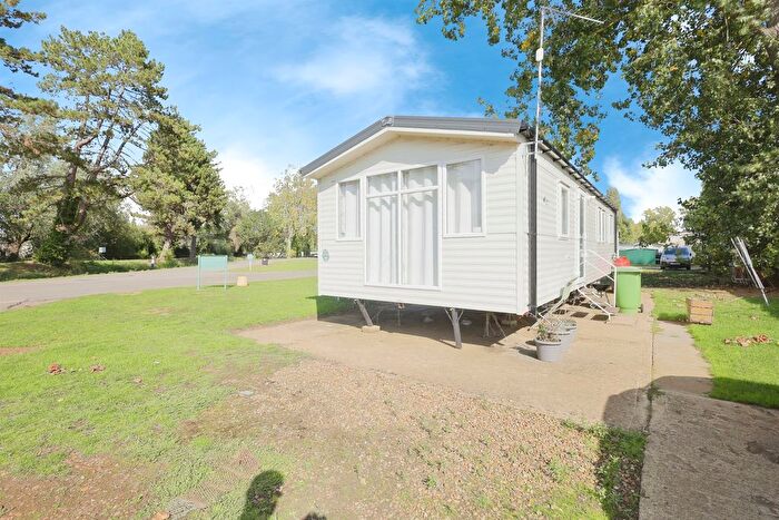 3 Bedroom Mobile/park Home For Sale In Crow Lane, Little Billing, Northampton, NN3