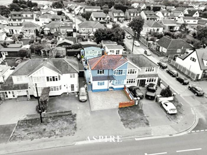 3 Bedroom Semi-Detached House For Sale In Pound Lane, Bowers Gifford, Basildon, SS13