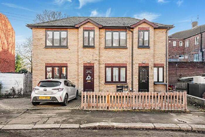 1 Bedroom Flat For Sale In Claremont Grove, Woodford Green, Essex, IG8