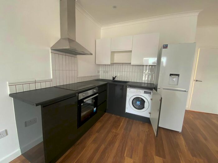 2 Bedroom Flat To Rent In Lesbourne Road, Reigate, RH2